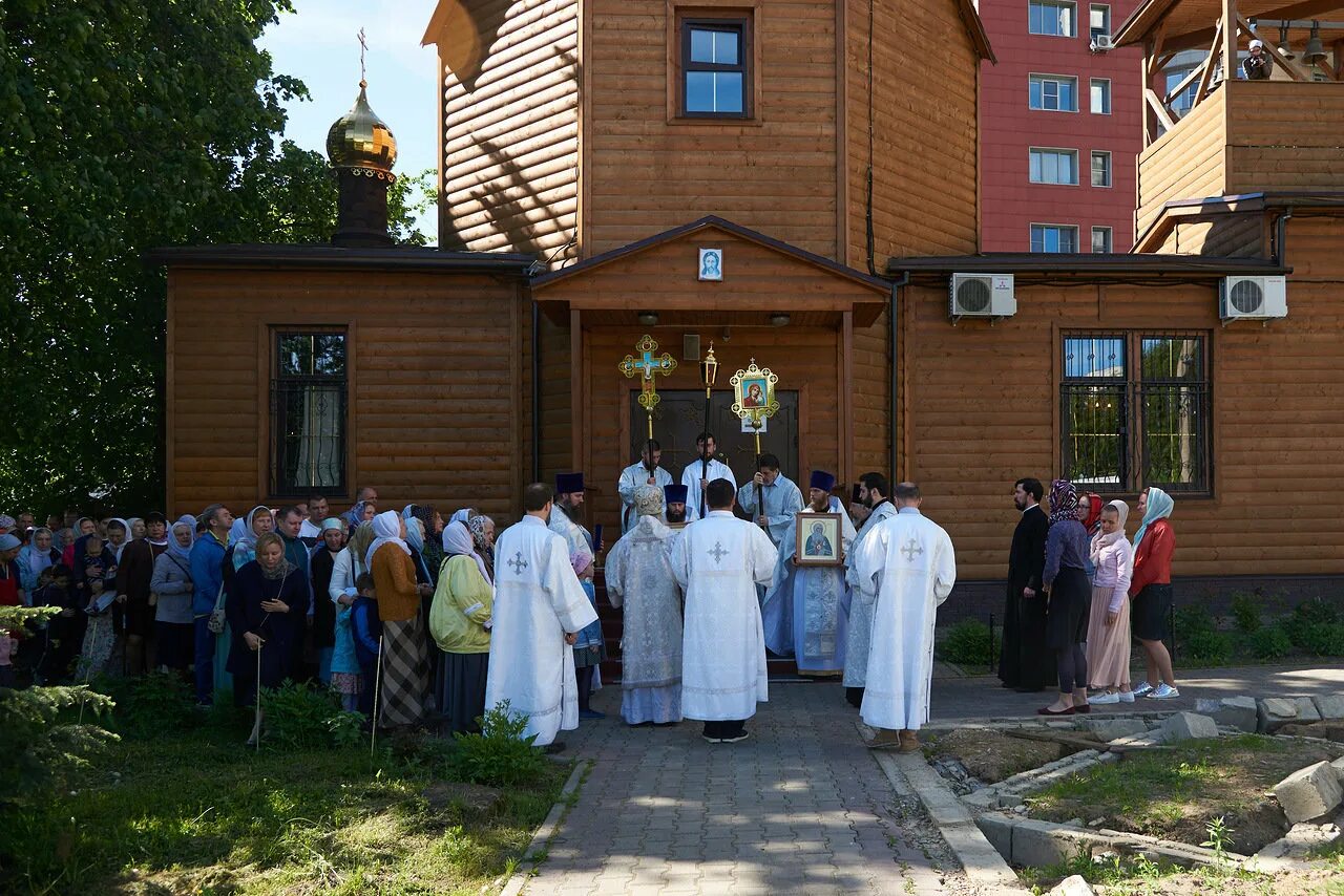 Ермоген зюзино. Храм священномученика Ермогена в Зюзино. Церковь Святого Ермогена в Чертаново. Церковь Ермогена Симферопольский бульвар. Храм святителя Ермогена Ташкент.