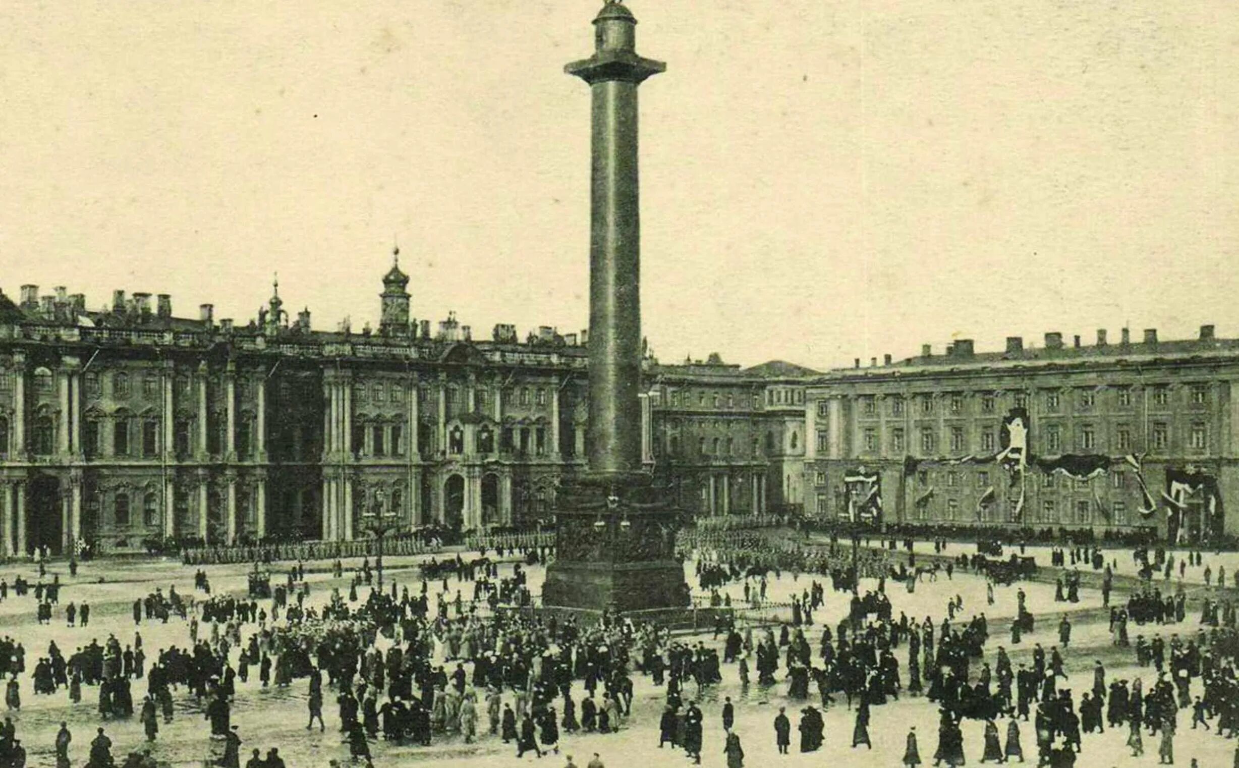 Дворцовая площадь в Санкт Петербурге в 1914. Зимний дворец Санкт-Петербург 1917. Петроград 1917 зимний дворец. Зимний дворец Санкт-Петербург 1914.