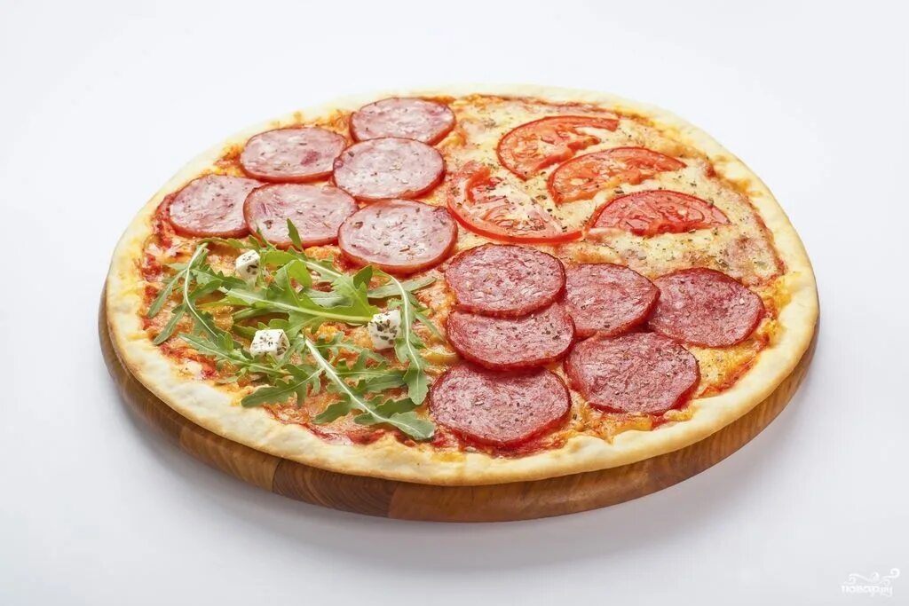 Пицца с колбасками. Пицца с колбасой. Пицца с сервелатом. Пицца салями. Пицца колбаса сыр.
