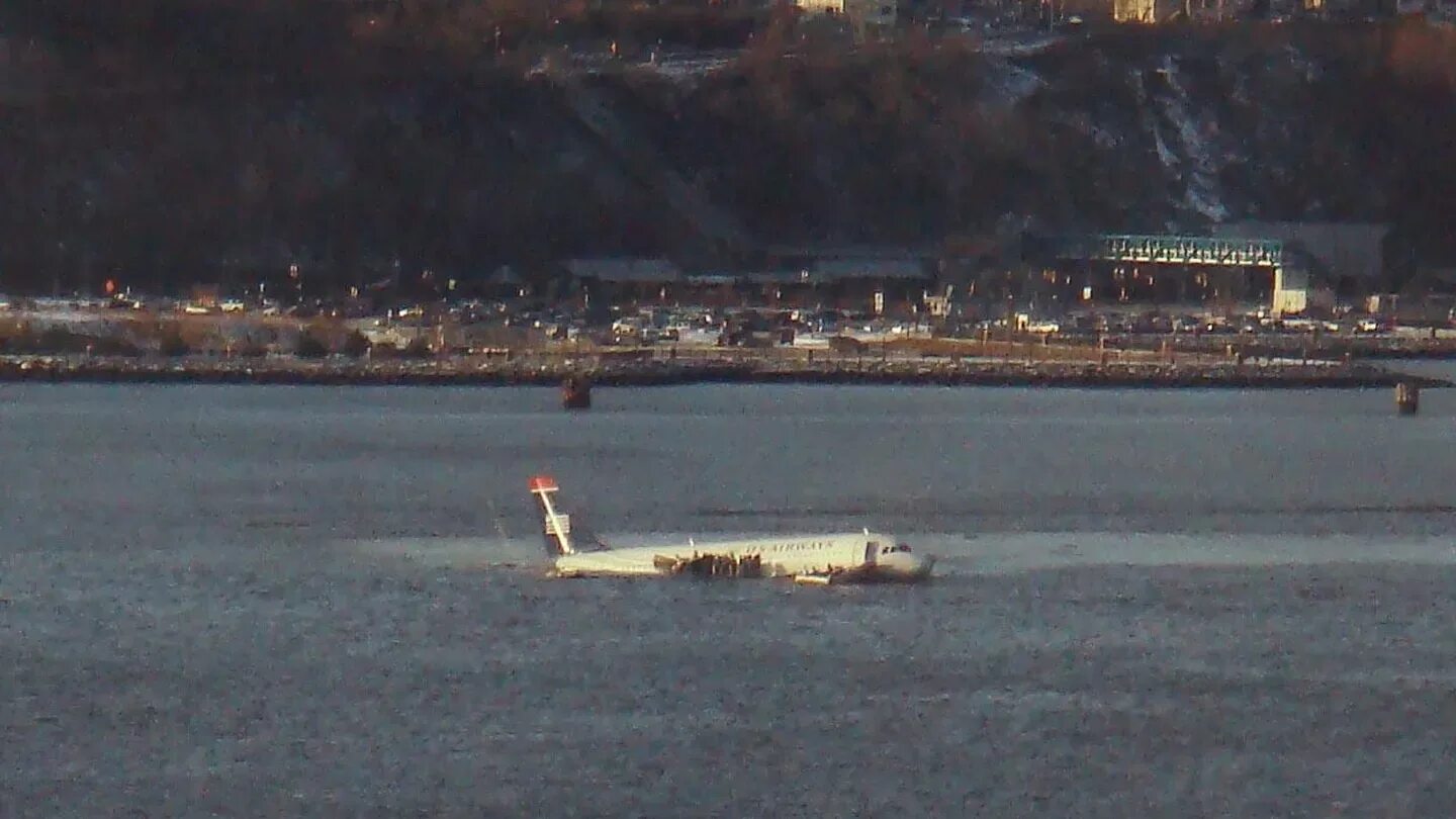 Hudson river plane crash. А320 Гудзон. Рейс 1549 посадка на Гудзон. Нью-Йорк посадка самолета на реку. Дно Гудзона.