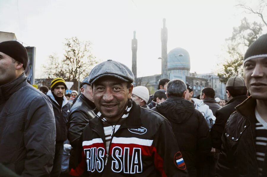 Таджики в санкт петербурге. Мигранты чурки. Гастарбайтеры за Путина. Таджики в Питере.