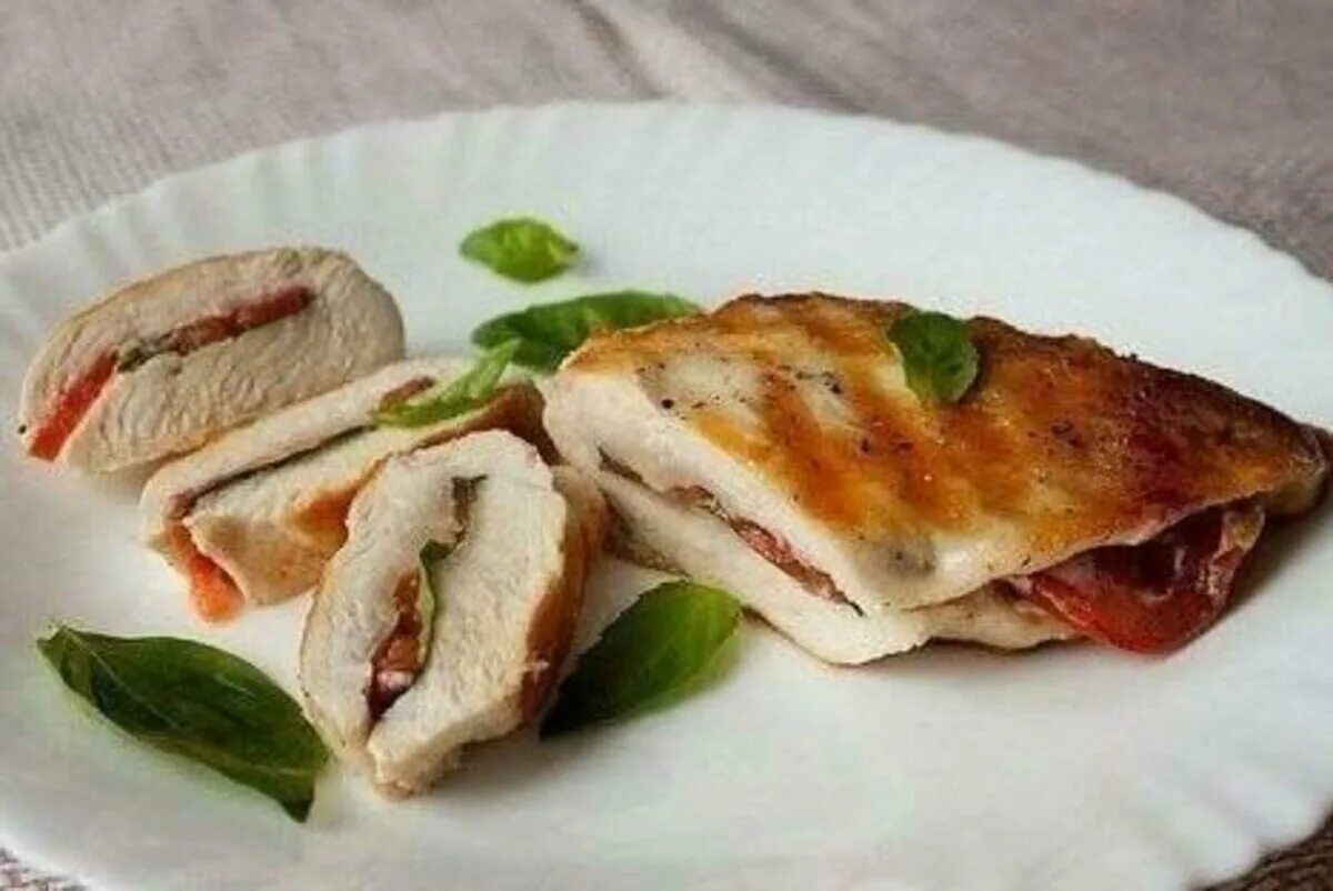 Очень вкусная грудка. Куриные грудки с томатами и базиликом. куриные грудки с базиликом и помидорами. куриная грудка с помидором и базиликом. куринныемгрудки с томатами и.