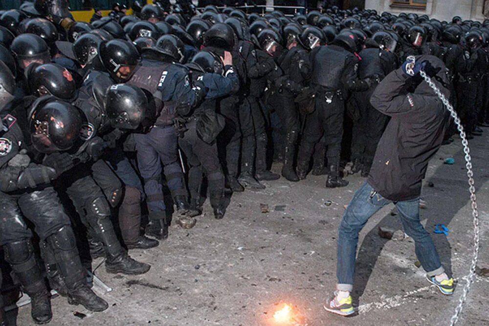 1 против четырех. Против толпы.