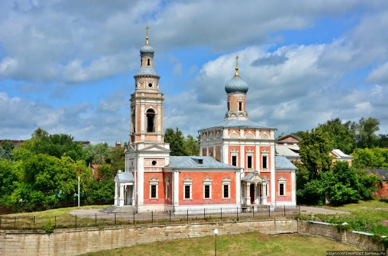 Успенская Церковь (Серпухов). Посадские храмы Серпухова. Соборная площадь Успенского монастыря Серпухов. Город Серпухов достопримечательности.