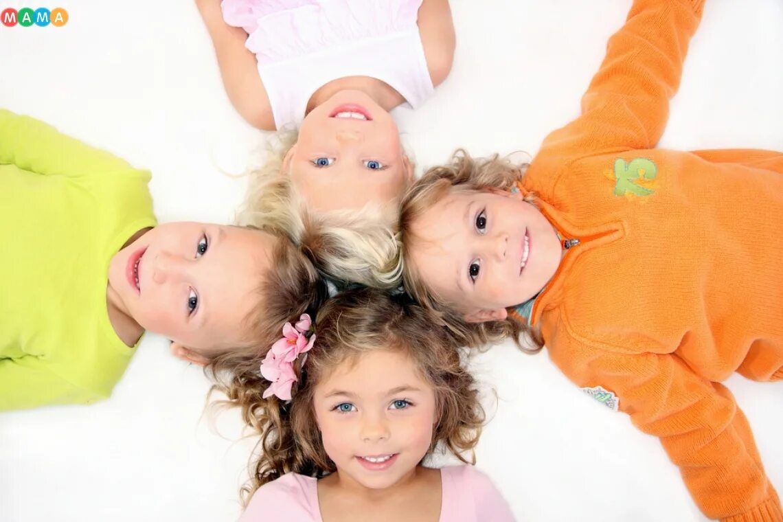 группа детей в доу. дети старшего дошкольного возраста. краски для детей. разновозрастная группа в детском саду. дети ясельного возраста.