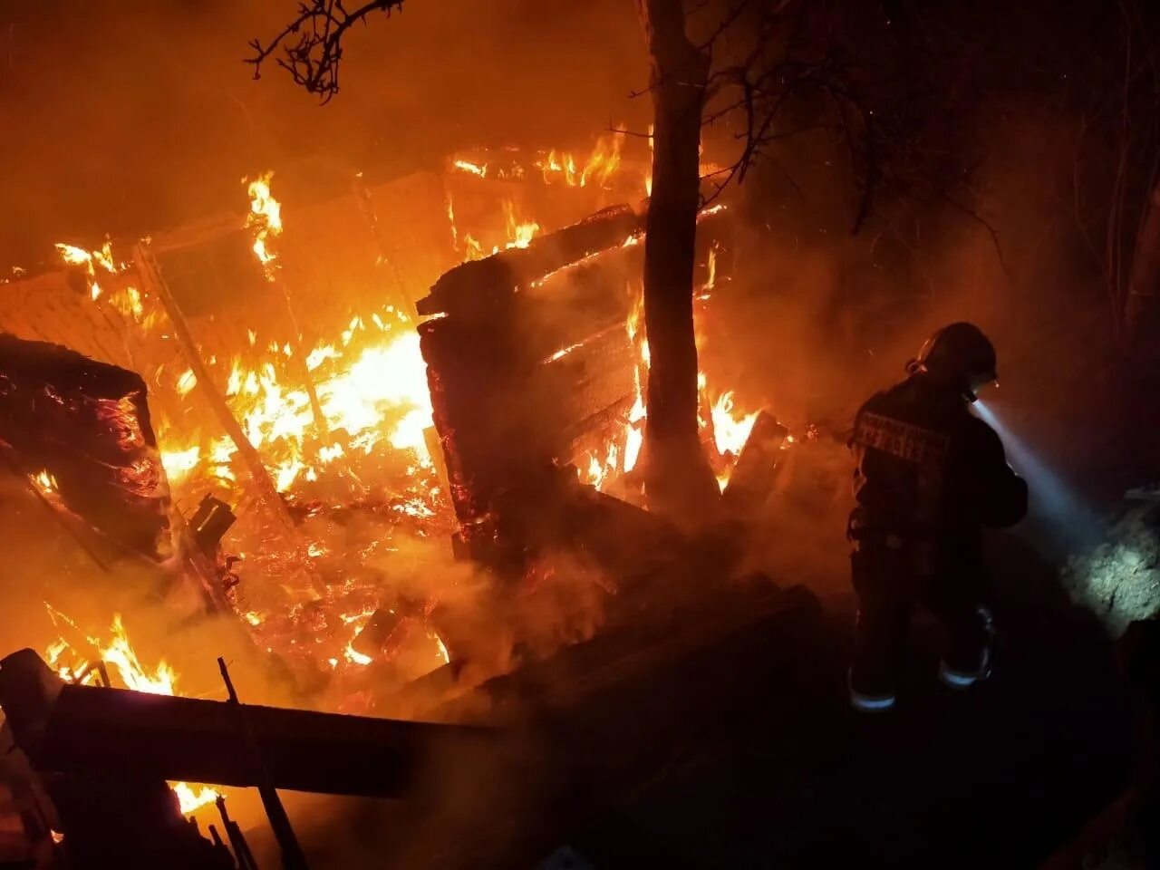 Пожар в ними. Лесные пожары в калифорнии 2020. Пожар в ними. Пожар в ними. Пожар в здании.