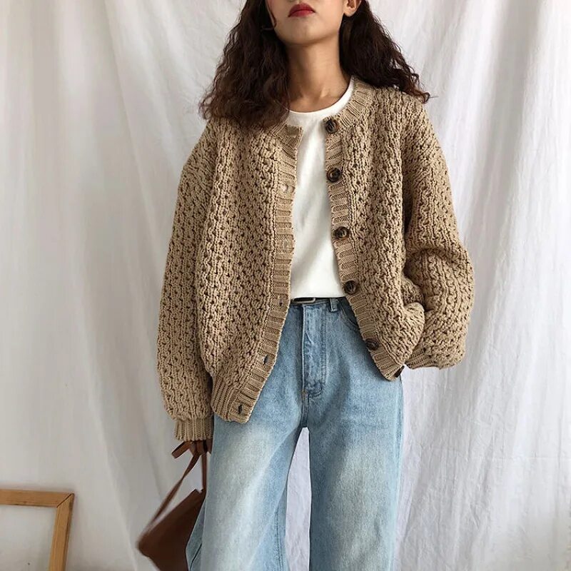 Розовый кардиган оверсайз. Свитер оверсайз раверли. Короткий свитер. Короткий свитер на пуговицах. Кроп свитер оверсайз.