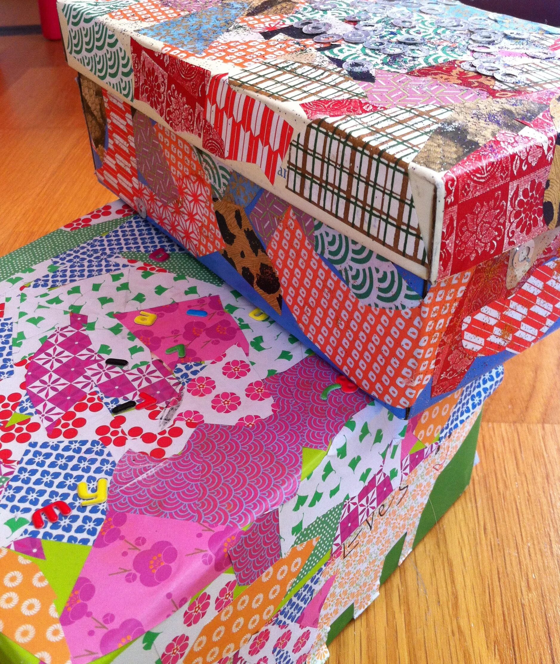 Обклеить коробку. Коробочки обклеенные. Коробки для хранения из картона. Обклеивание коробки. Декор обувной коробки.