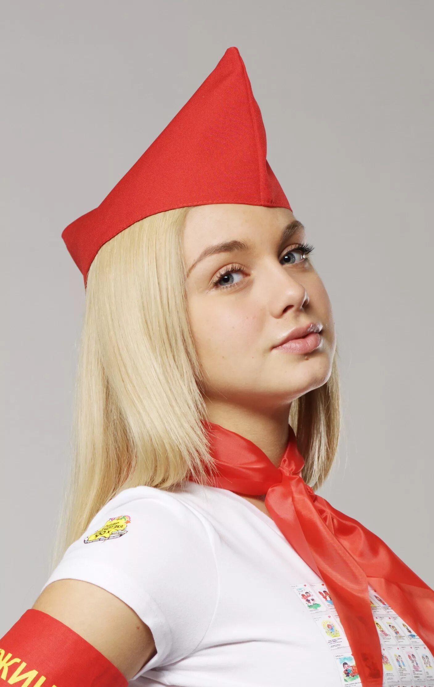 пилотка пионера. пионерки ссср. пионервожатая. красивые пионервожатые. корпоратив в стиле пионеров.