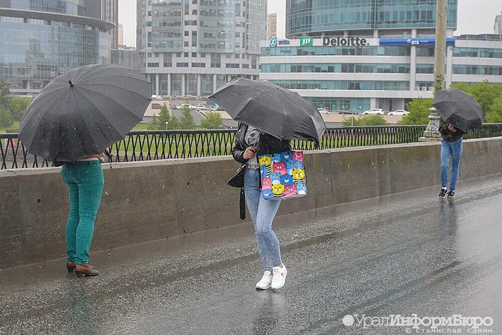 Город долгих дождей. Екатеринбург дождь. ЕКБ ливни. Похолодание в Москве. Средний дождь.