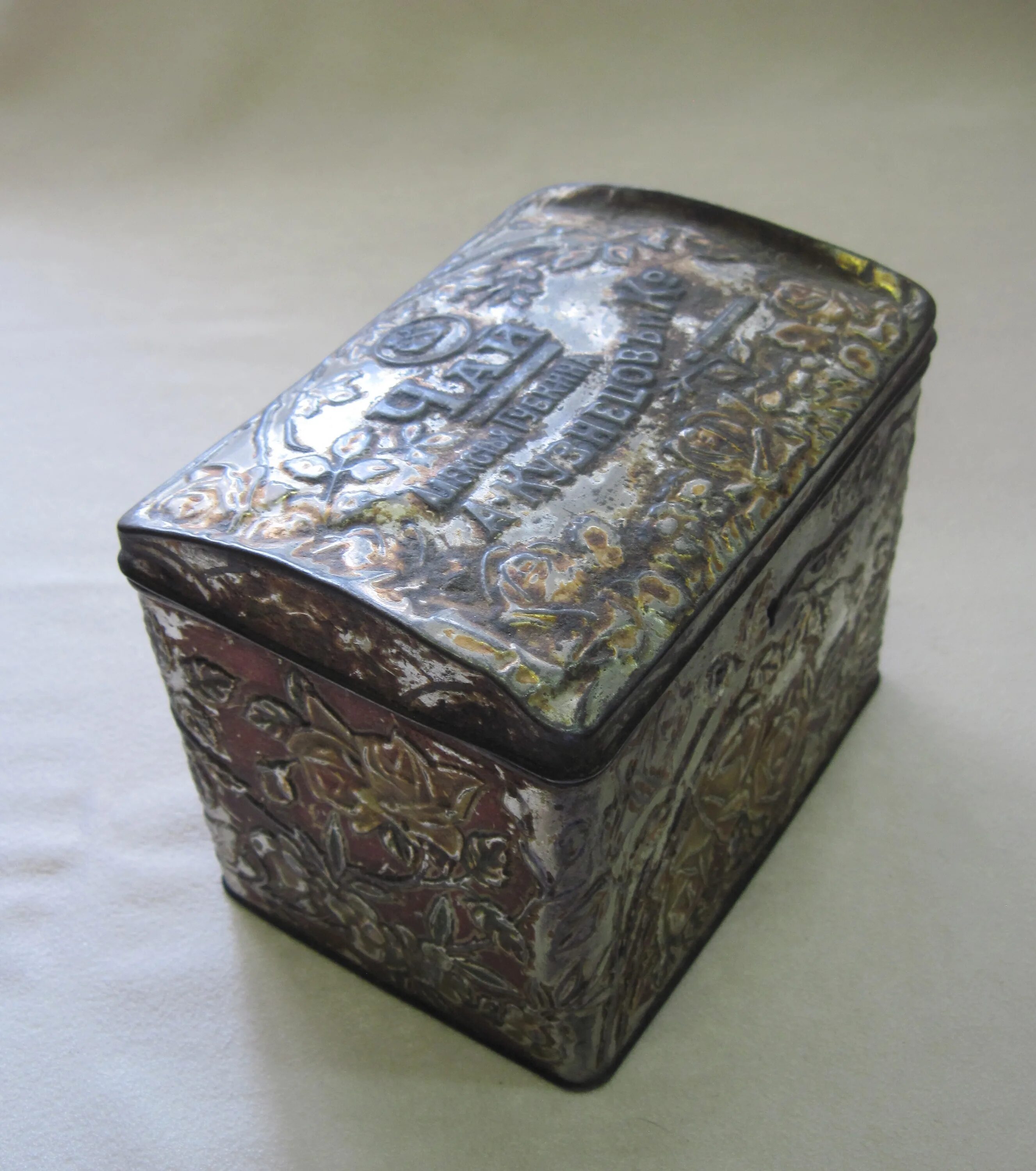 жестяные коробки. пиво в железных банках. чай в жестяной коробке. жестяные истории. эйнемъ жестяная коробка.