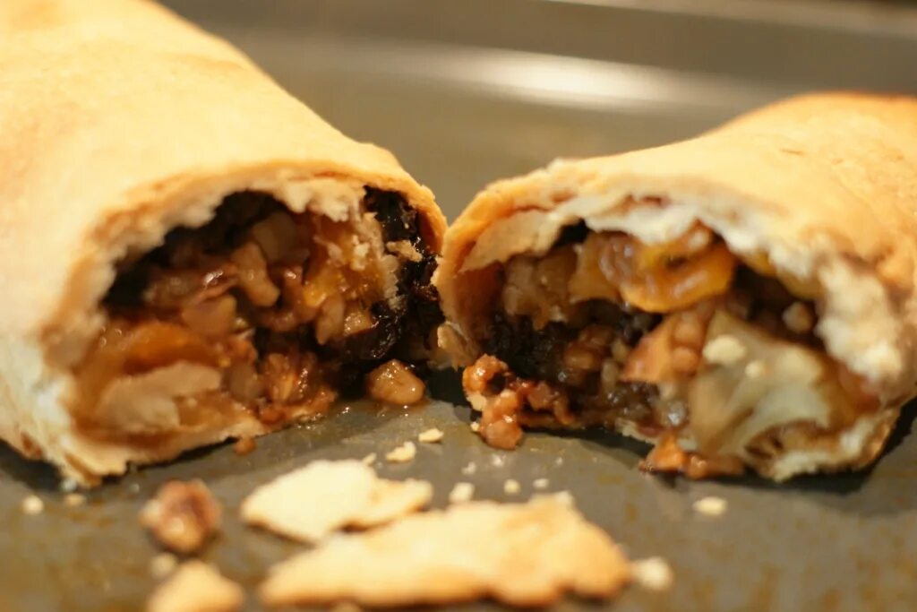 Штрудель с яблоками из теста фило. Постный яблочный штрудель. Яблочный штрудель со сливками. Постный яблочный штрудель из постного теста. Штрудель.