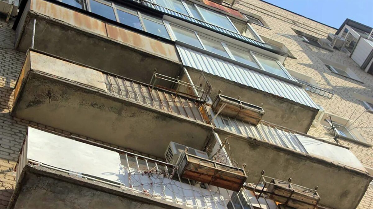 Российский балкон. Вид с балкона 5 этажа. Пятиэтажка. Балкон фото.