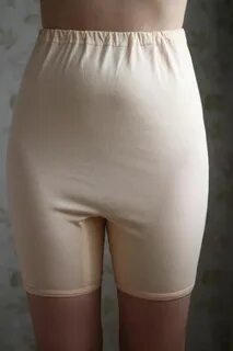 Арық брюнетканы дәретханада бәлді