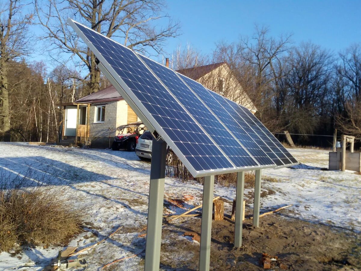 Солнечные батареи фото. Солнечная батарея для дачи. Солнечная электростанция для дачи. Дача с солнечными панелями. Солнечная дача.