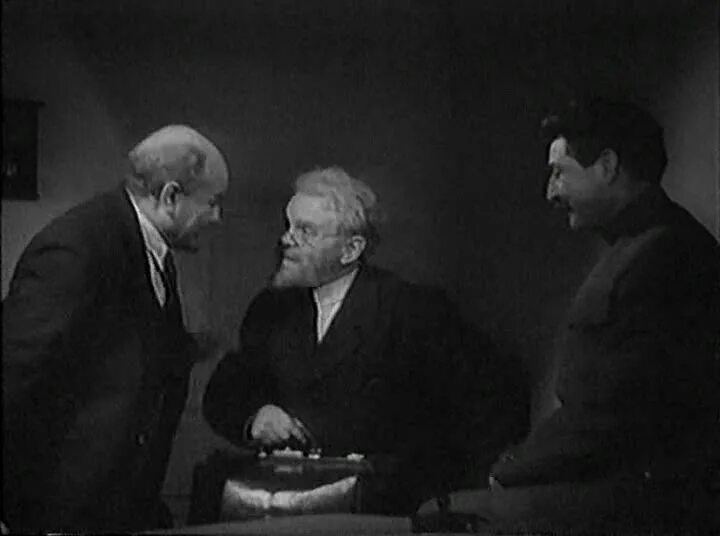 Световые столбы гало санкт-петербург. Световые столбы природное явление. Гало световые столбы. Юткевич свет над россией. Свет над россией.