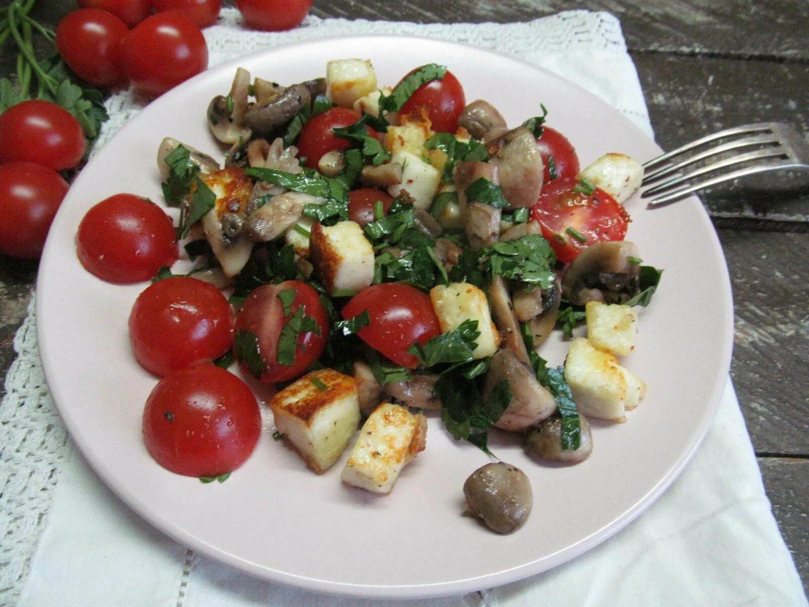 Салат с обжаренными шампиньонами. Салат с шампиньонами и помидорами. Салат из шампиньонов и помидоров