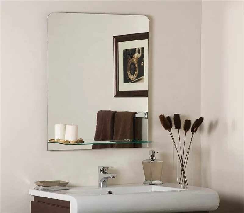 Полка с зеркалом купить ванну. Зеркало с полками для ванной комнаты. Зеркало с полочкой. Зеркало в ванную комнату с полкой. Полка под зеркало в ванную.