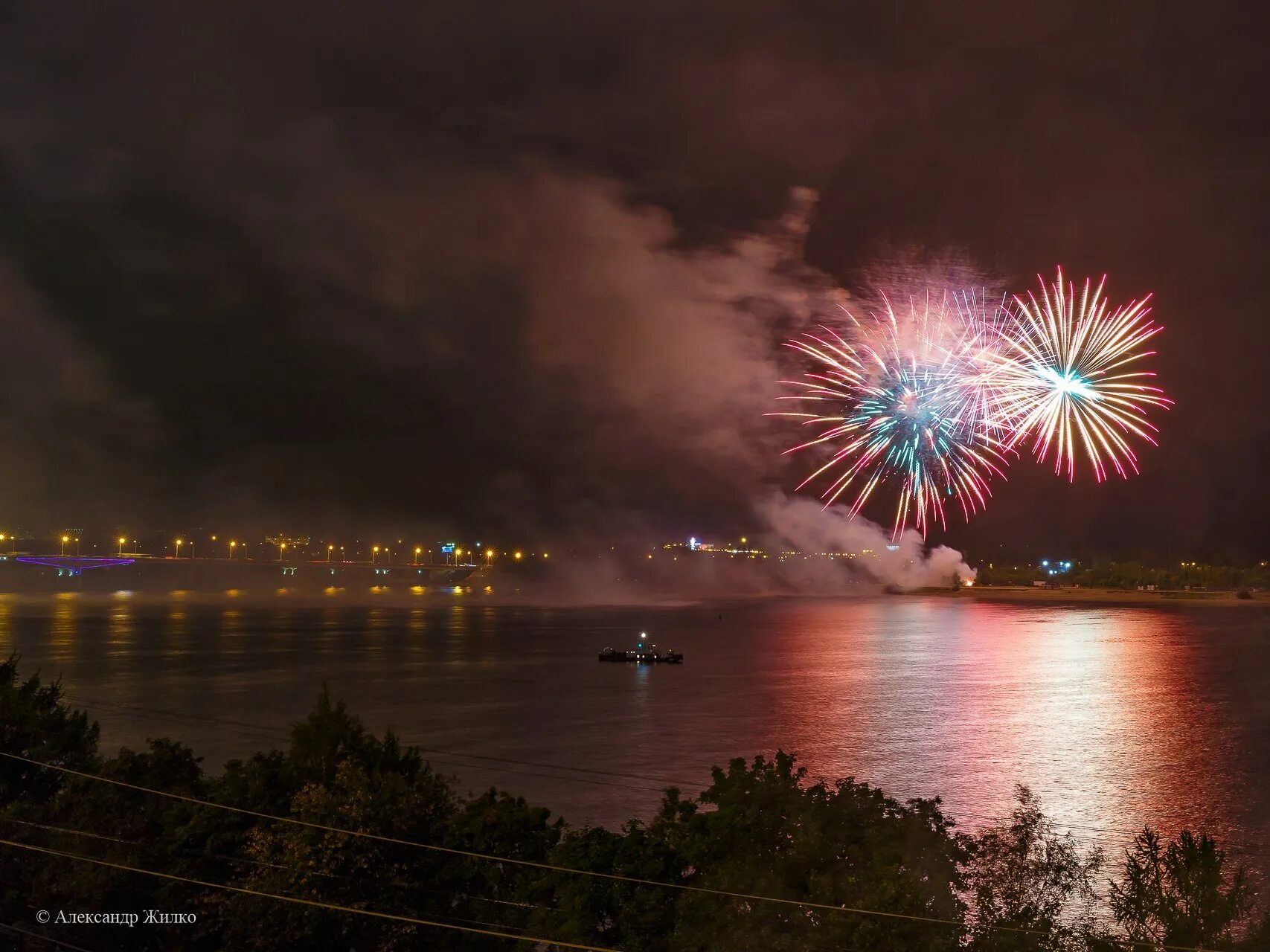 салют на пермской набережной. салют адмиралтейство. день города пермь салют. юбилей санкт петербурга. ночная набережная владивосток.