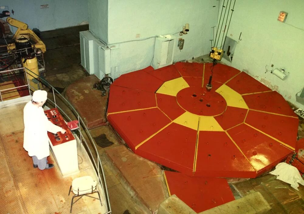 первая в мире ядерная установка. аэс в обнинске 1954. первая в мире ядерная установка. токамак т-15мд. курчатовский институт атомный реактор.