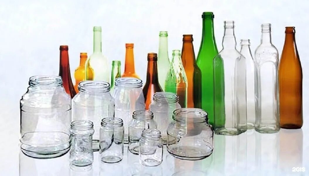 пластиковая и стеклянная бутылка. стеклянная бутылка. пластиковая и стеклянная бутылка. цветные стеклянные бутылки. тарное стекло.