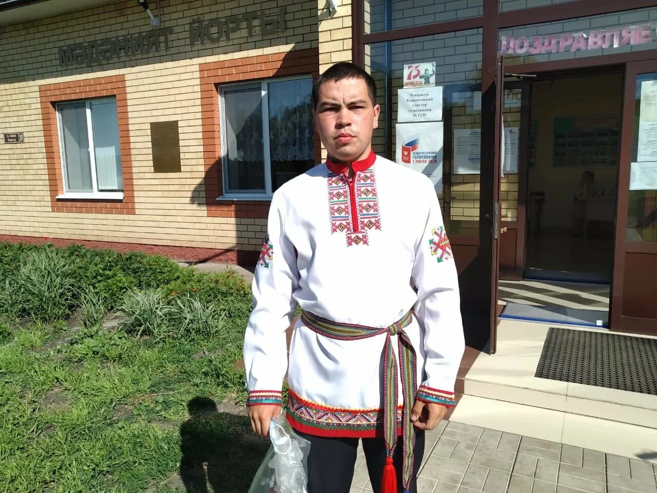 Чувашская рубаха мужская. Чувашский костюм мужской. Чуваши внешность. Мужской марийский национальный костюм марийцы. Ленский чувашский певец.