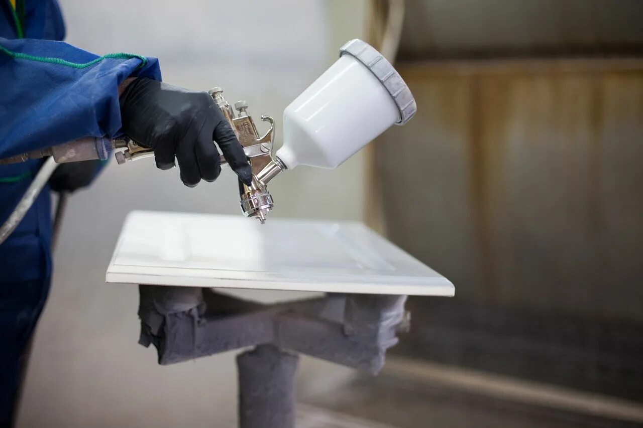 Маляр мдф. Маляр мдф. Покраска мдф фасадов. Покрасочная камера для покраски мдф фасадов. Покраска фасадов эмалью.