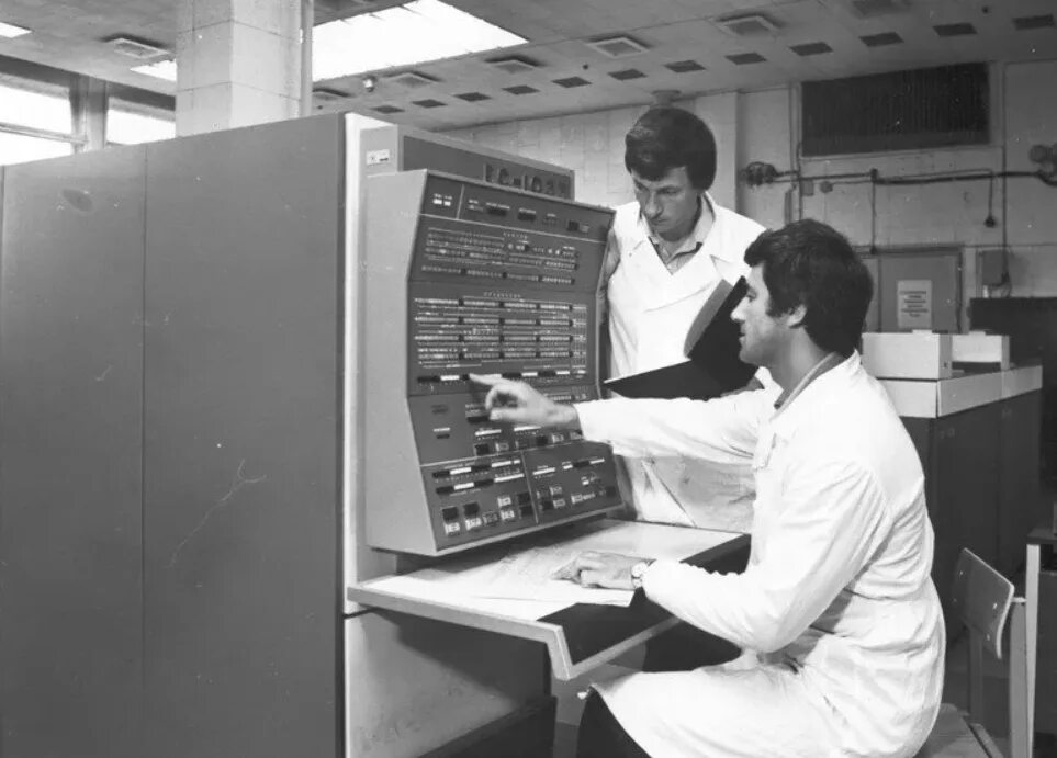 Как назывались первые компьютеры в ссср. ЭВМ ДВК-2. ЭВМ СССР 80х. ЕС-1033 вычислительная машина. Компьютеры СССР В НИИ.