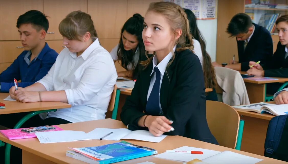 смешные моменты в школе на уроках. счастливый первоклассник. школа 23 краснотурьинск 1в класс. видео про школу номер. классная школа ученики.