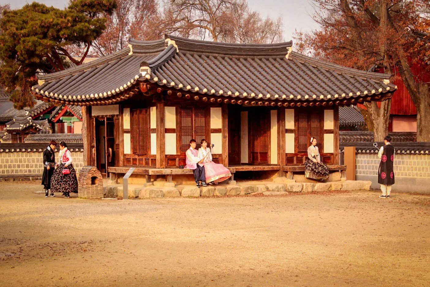 Китайская изба. Традиционный корейский дом Ханок. Мазанки Ханок Корея. Фанза в Китае. Фанза китайский дом.