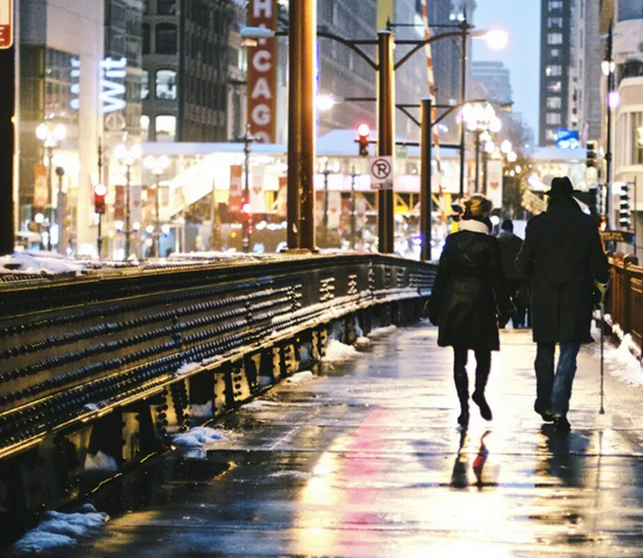 Шумят люди на улице. Люди в городе зимой. Люди в городе. Вечерний город с людьми. Прогулка.