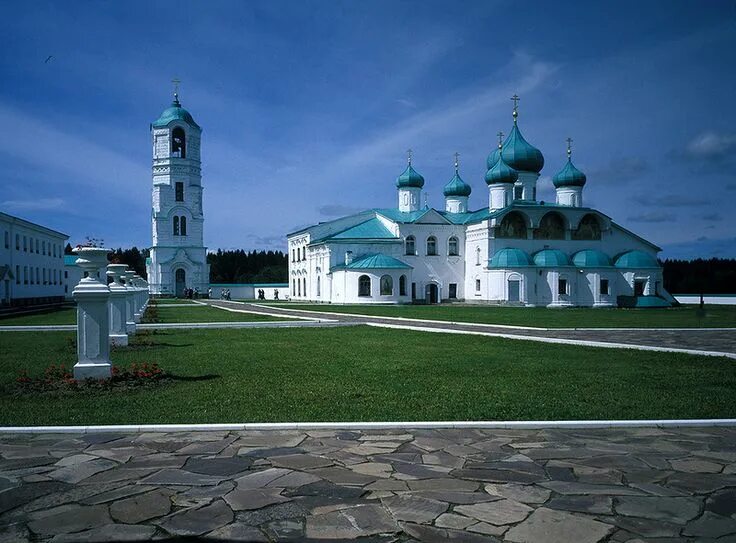 Свирский монастырь пантелеимона храм. Свирский монастырь фото летом. Свирский монастырь песок. Лодейное поле александро-свирский монастырь. Подворье александро-свирского монастыря.