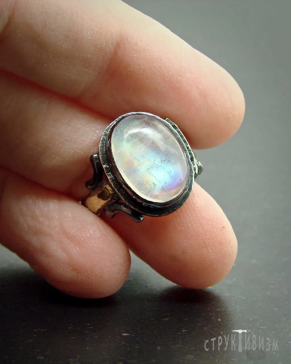 Купить кольцо в кемерово. Кольцо с камнем. Кольцо с лунным камнем. Крупные кольца. Кольцо с голубым камнем.