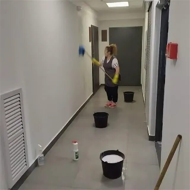 Уборщица подъездов. Уборка парадных. Уборка парадных. Уборка парадных. Уборка в жилых многоквартирных домах.