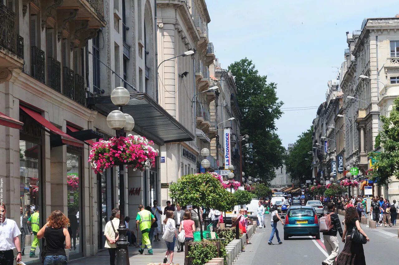 Сколько живет во франции. Франция Perpignan place de la République. Жить во Франции. Которые живут во Франции.