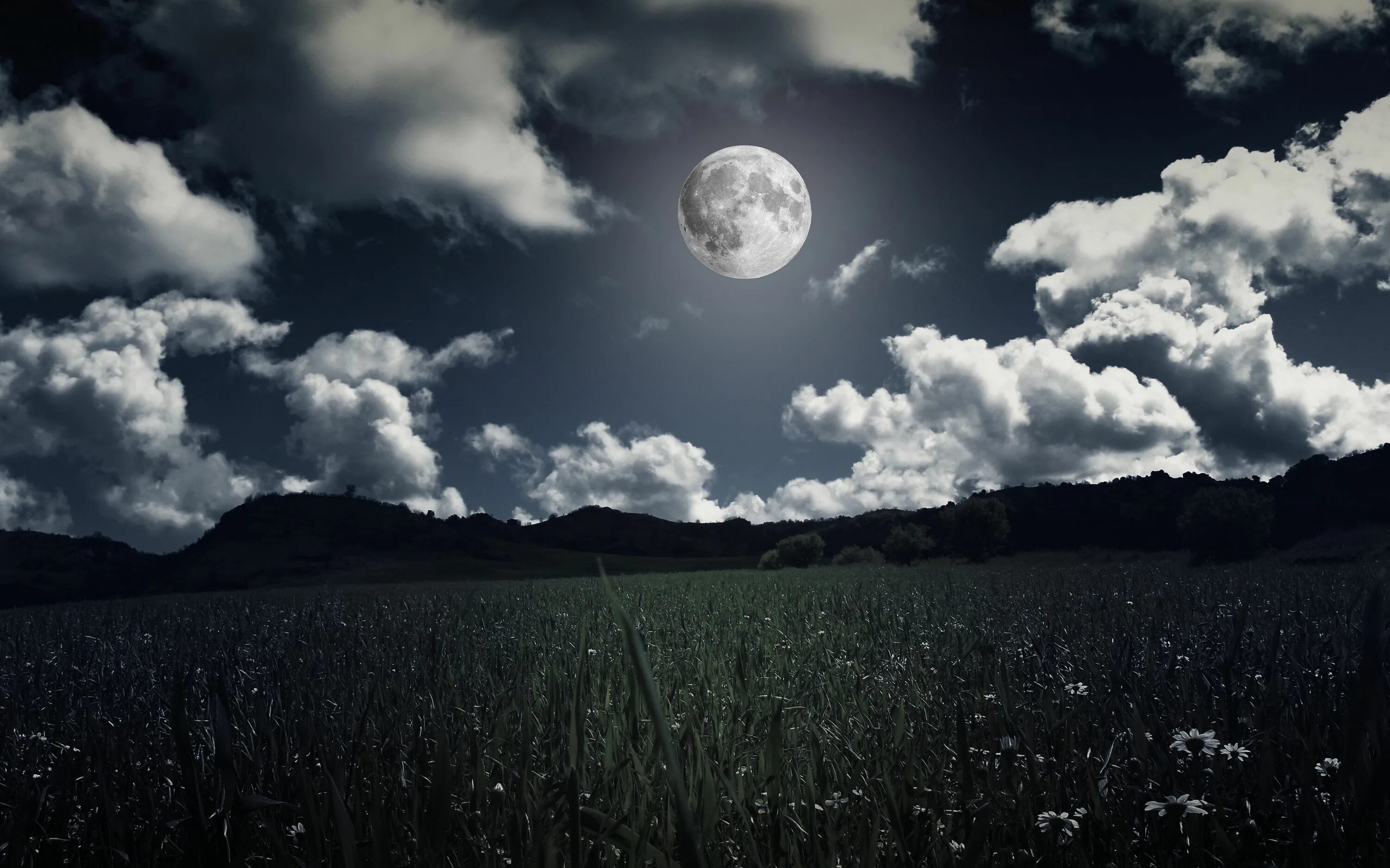 Clouded moon. Лунное небо. Луна на небе. Ночное небо с луной и облаками. Лунный пейзаж.