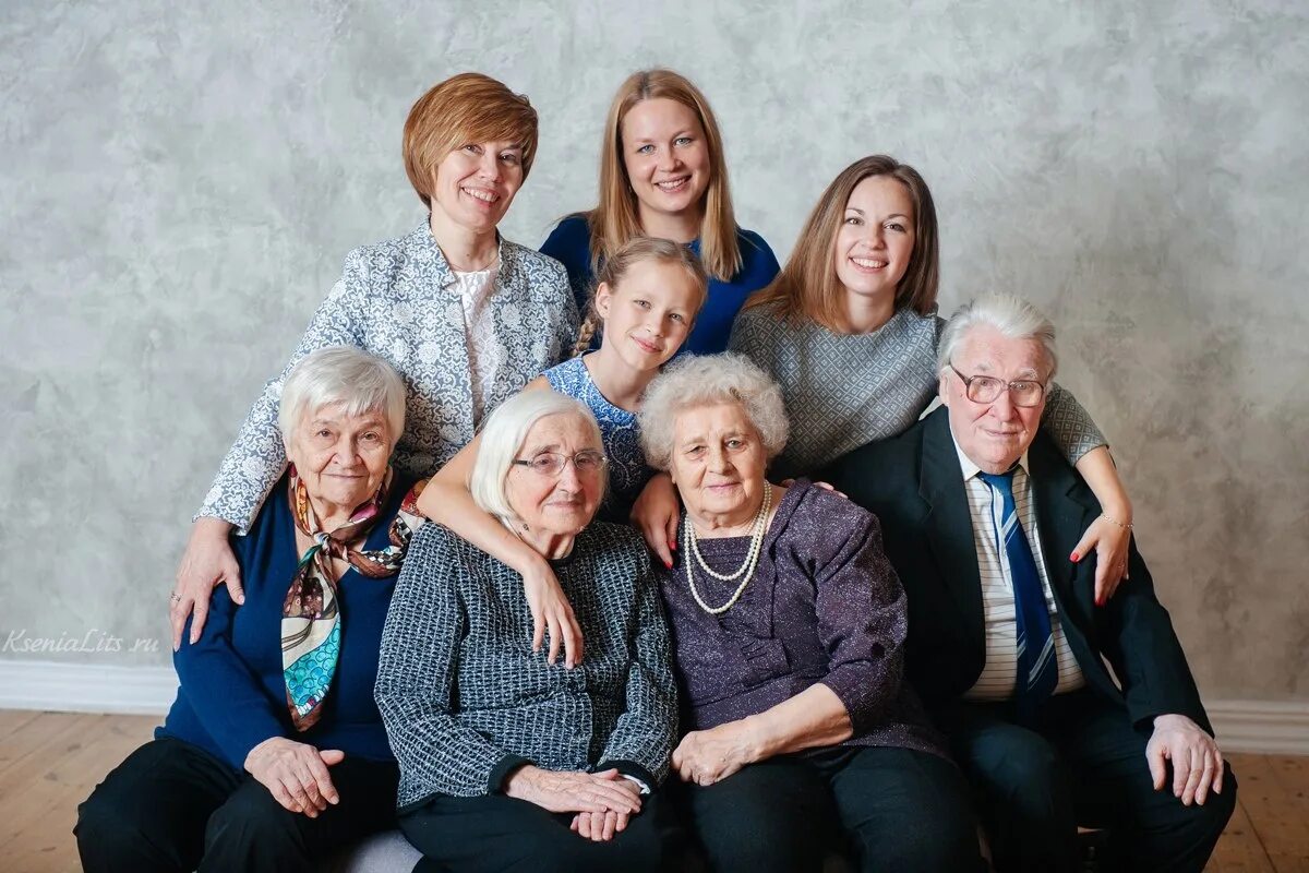 6 поколений семьи. Несколько поколений женщин. Большая семья. Портрет большой семьи. Разные поколения.