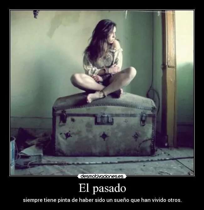 Девушка которую спрятали в дереве. Девушка сидит на сундуке. Турецкий сериал наша девочка. Девочка в зеркале. Rita fox.