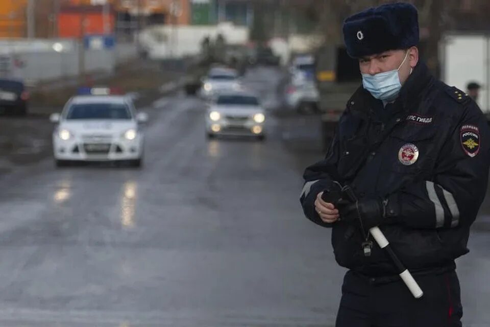 Лицо полицейского. Полицейский картинка. Полиция фото. Полицейский водитель. Полиции остановите военные