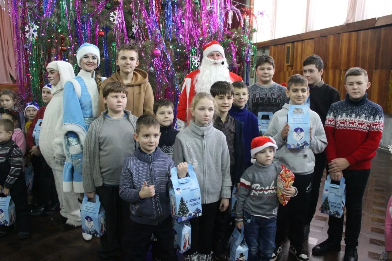 пгт яблоновский представление с дедом морозом для детей. елка во дворце профсоюзов минск. новогодние утренники тирасполь наша семья. дом профсоюзов новогоднее представление. дом профсоюзов новогоднее представление.