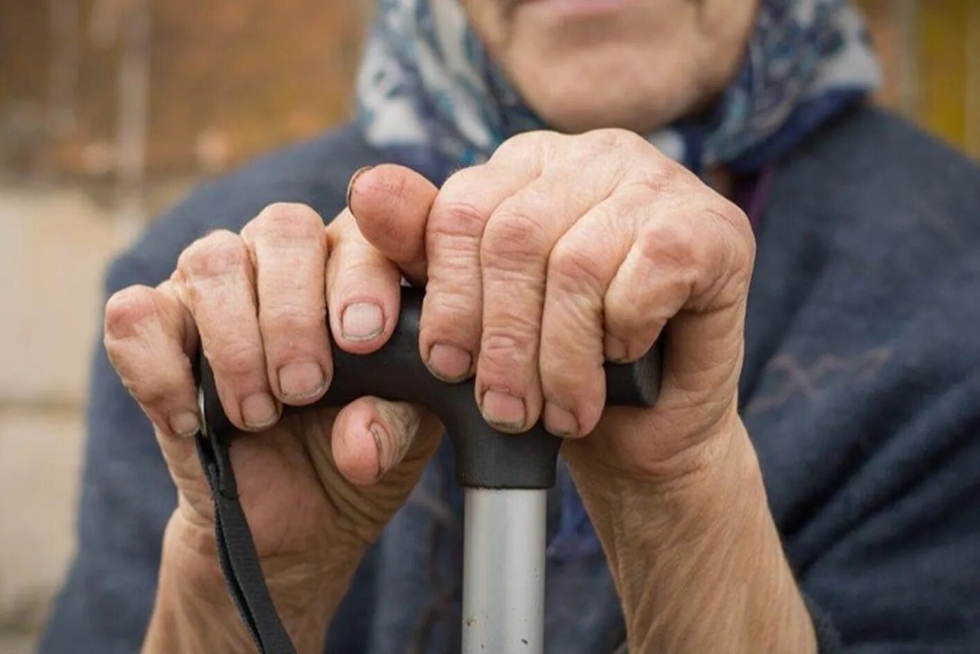 Индексация страховых пенсий. Пожилой человек жкх. Социальная доплата к пенсии. Счета работающих пенсионеров. Пенсия.