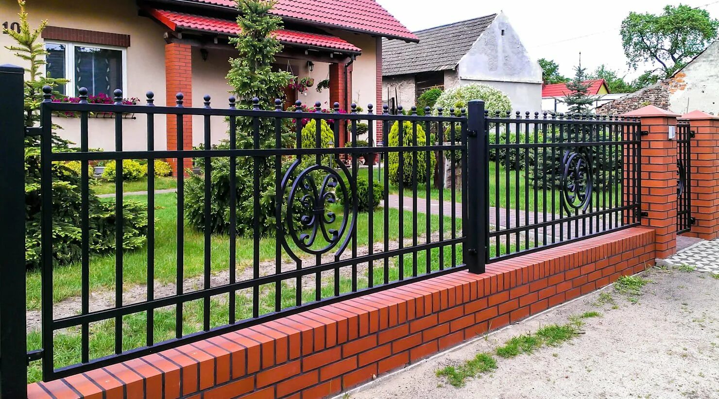 Ограждение загородного дома. Евроштакетник шахматка 7024. Ограждения частных домов фото. Ограждения частных домов фото. Заборы красивые для дома.
