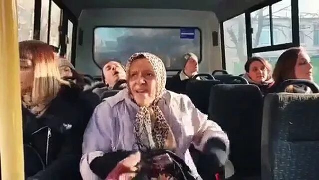 Видео бабка. Бабка в маршрутке. Чокнутая бабка в автобусе. Сумасшедшая бабка в автобусе. Бабка в автобусе прикол.