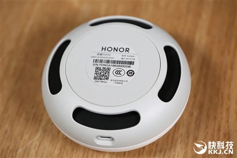 Honor speaker pro. YOYO колонка. Ассистент YOYO хонор. Колонка Honor. Аудио колонка хонор.