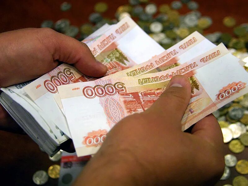 Деньги рубли. Пересчет денег в руках. Миллион рублей в руках. 250 Тысяч рублей.