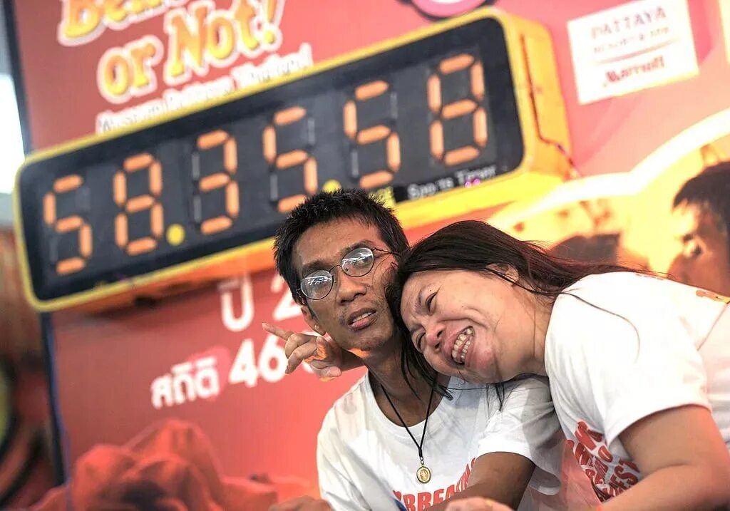 Рекорд по поцелую. Эккачай Тиранарат и Лаксана Тиранарат. Самый длинный поцелуй в мире рекорд. Рекорд самый долгий поцелуй. Мировой рекорд поцелуя.