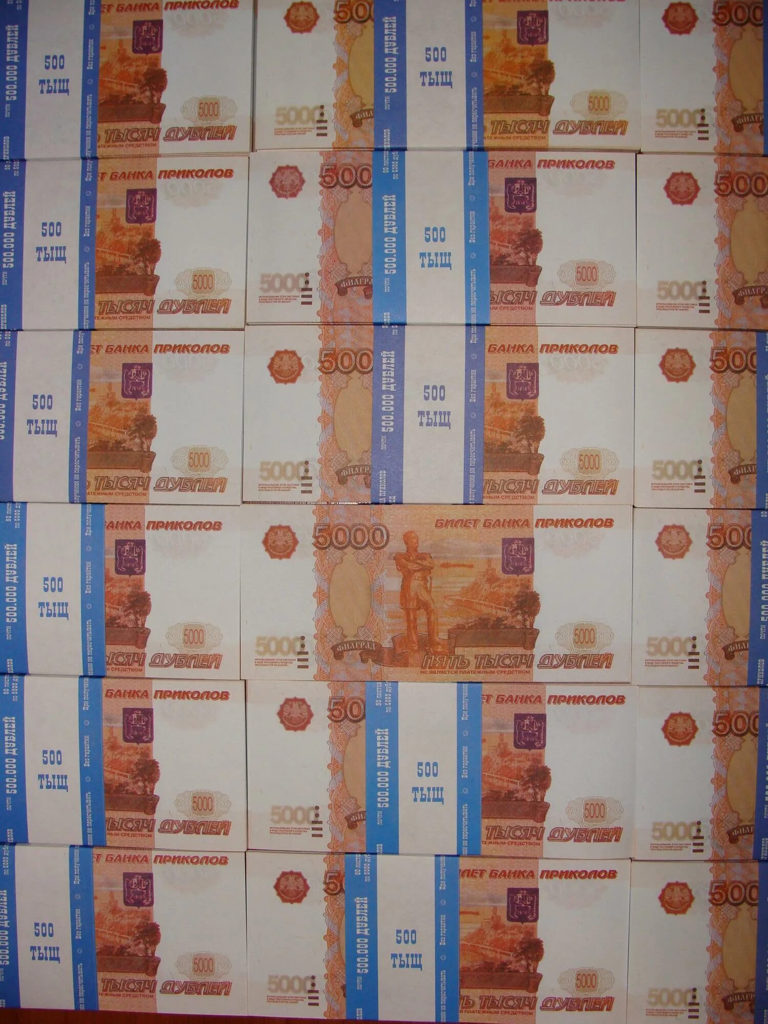 Пачка 5000 рублей сбоку. Миллион рублей пачка. Корешок 1000 рублевых купюр. Пачка банкнот. Как выглядит миллион рублей.