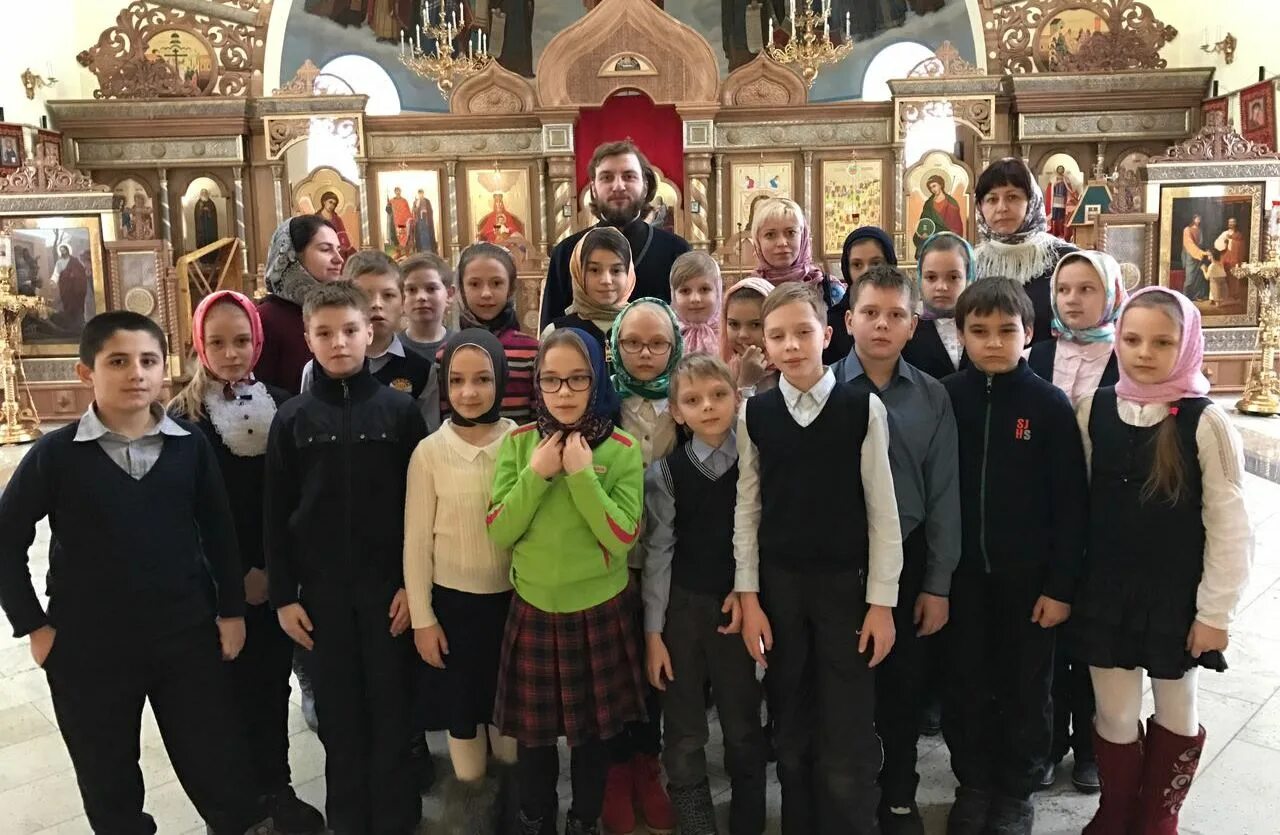 храм всех святых в земле российской просиявших в новокосино. духовенство храма всех святых в новокосино. отец александр в храме новокосино. храм новокосино расписание. рождество просиявших в новокосино фото.