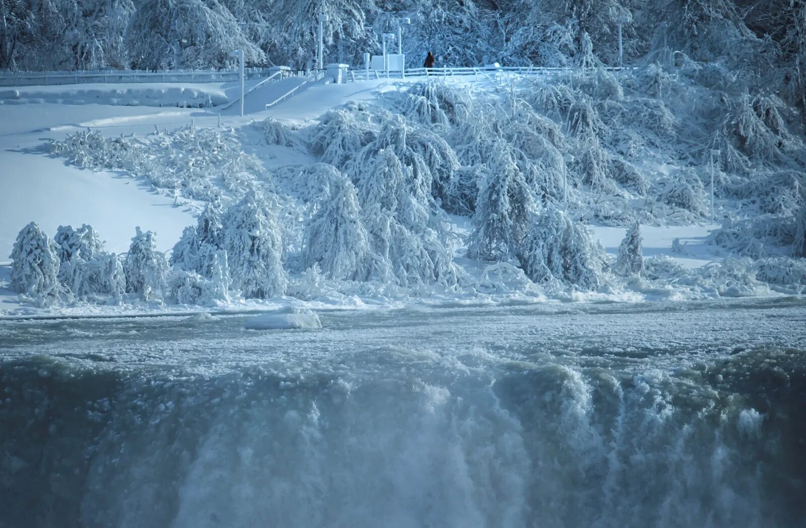 Frozen fall. Водопад Оймякон. Оймякон летом водопад. Заледенело. Ледник в Оймяконе.