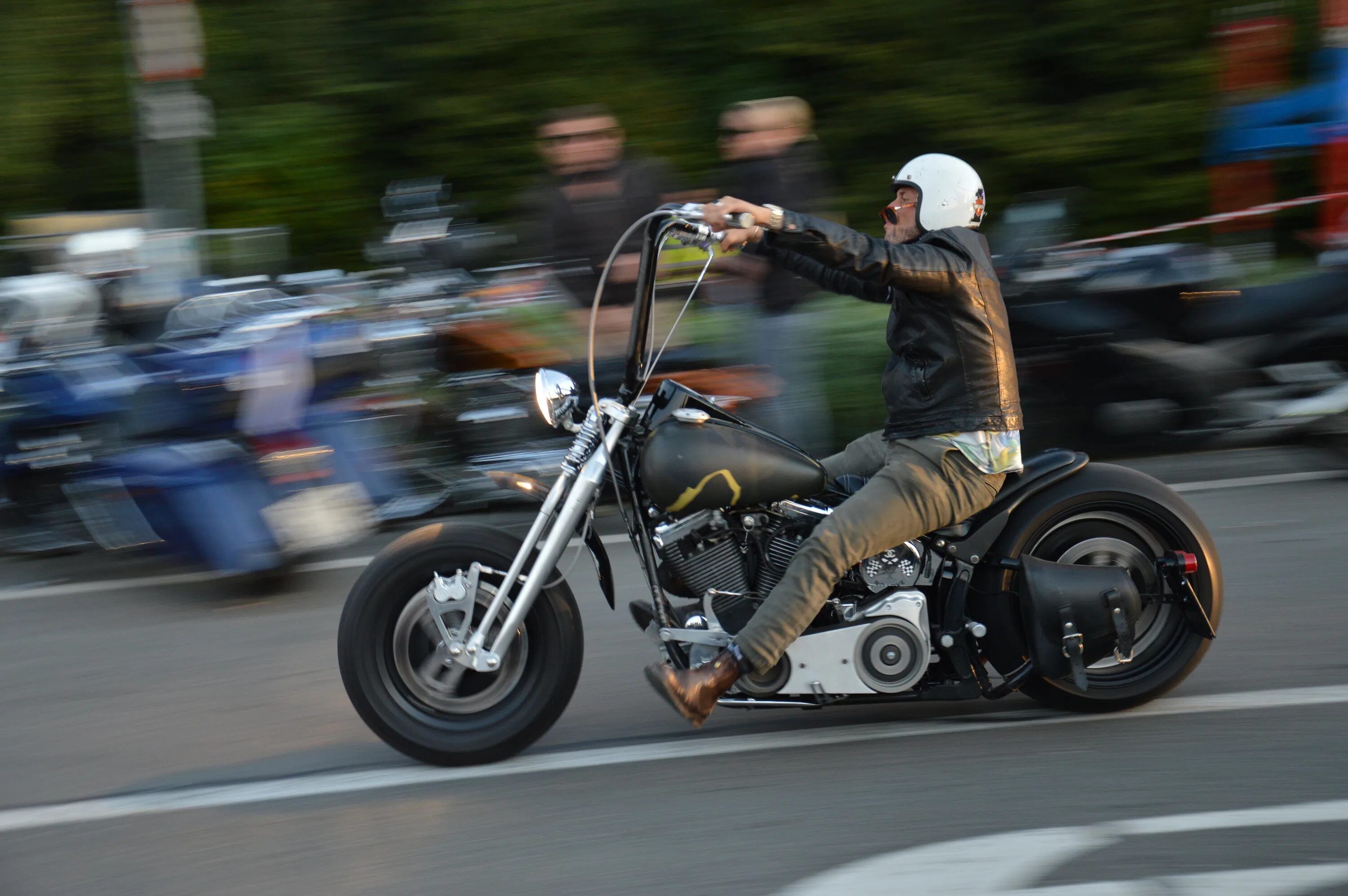 Байкеры цена. Харлей Дэвидсон байкер. Байкерские мотоциклы Harley-Davidson. Байкерский мотоцикл Харлей Дэвидсон. Мотоциклист на Харлей Дэвидсон.